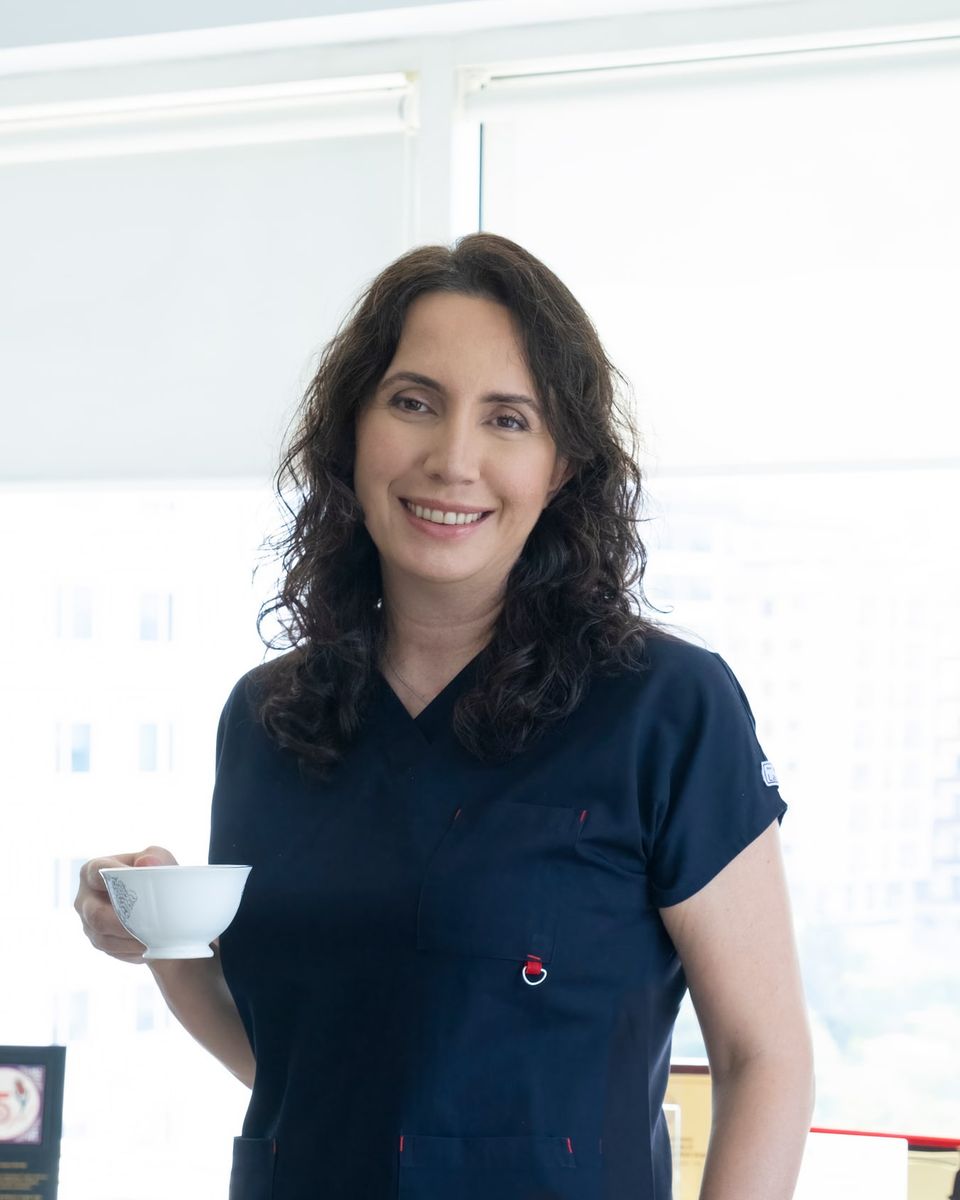 Prof. Dr. Ayşenur Meriç Hafız, muayenehanesinde