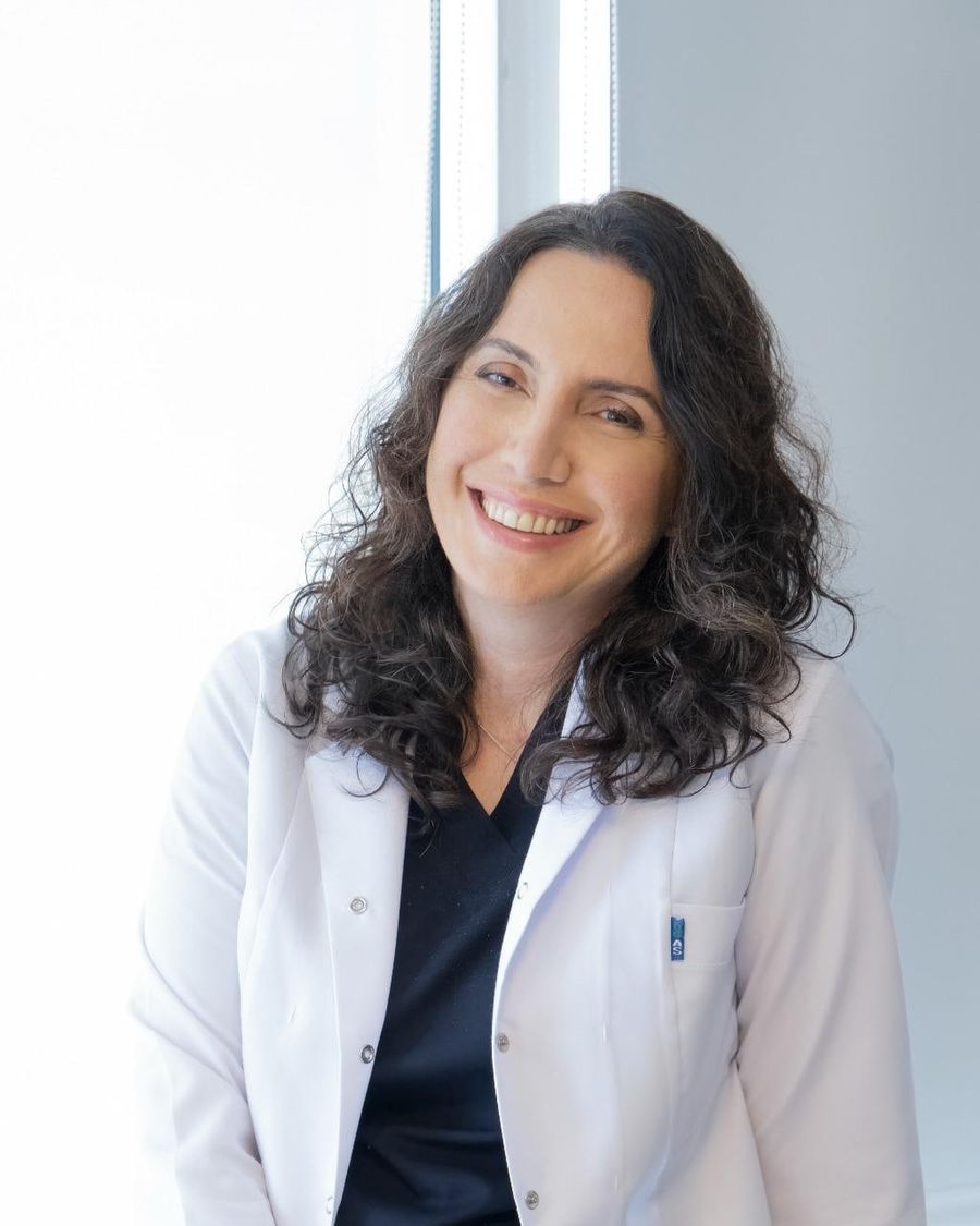 Prof. Dr. Ayşenur Meriç Hafız, beyaz önlüğüyle